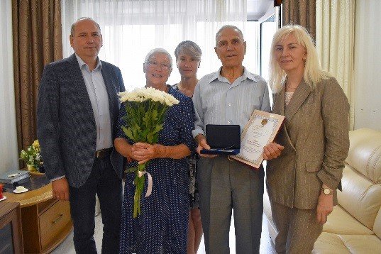 В День семьи глава района поздравил супругов, отметивших 60 лет совместной жизни